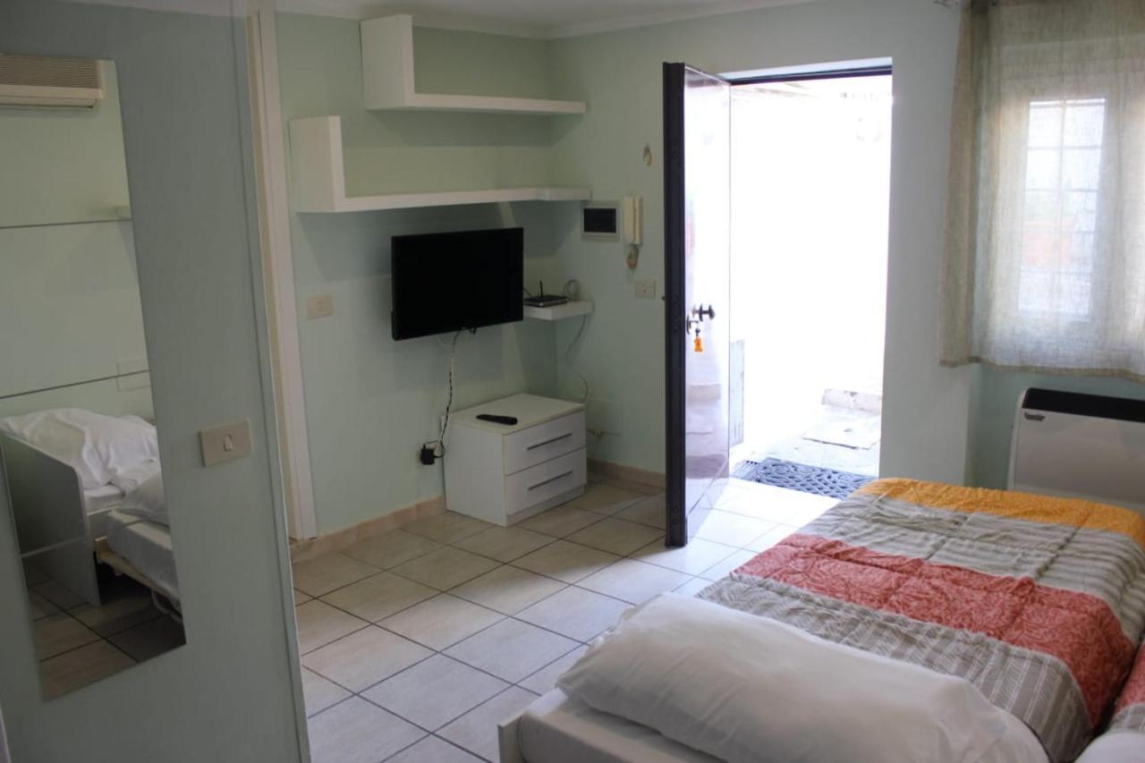 Relais Maria Luisa Locazione Turistica Di Simona Capaccio Bed and Breakfast Fiumicino Eksteriør billede